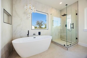 Towels, soap, toilet paper - Lux Grand Dtown; Hou/NRG WorldCup Stadium; Med Ctr; HotTub/Sauna; 6 Bedrooms; 20 (Houston)