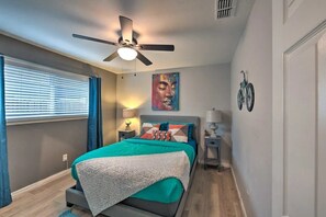 Room - Silver Modern 2BR: Pet-Friendly Oasis w/ Fenced Private Garden Near Downtown (Carmichael)