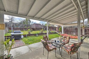 Outdoor dining - Silver Modern 2BR: Pet-Friendly Oasis w/ Fenced Private Garden Near Downtown (Carmichael)