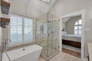 Shower, hair dryer, towels, soap - Spacious 4BR Woodlands Home | Pet Friendly | ~40 Min to NRG Stadium World Cup (Conroe)