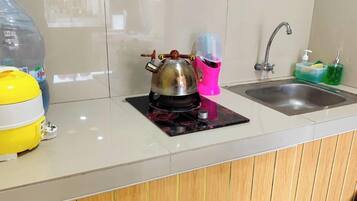 Deluxe Villa, Balcony, Mountain View | Private kitchen