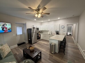 Fridge, microwave, oven, stovetop - Timeless Jim Thorpe Stay at Charles Albright (Jim Thorpe)