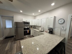Fridge, microwave, oven, stovetop - Timeless Jim Thorpe Stay at Charles Albright (Jim Thorpe)
