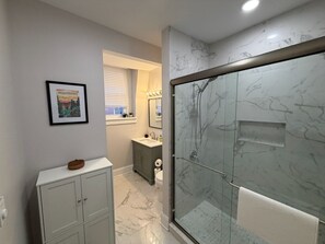 Shower, hair dryer, towels - Timeless Jim Thorpe Stay at Charles Albright (Jim Thorpe)