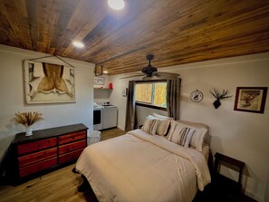 Room - Cozy & Historic, Pet Friendly Farm Stay (Grants Pass)