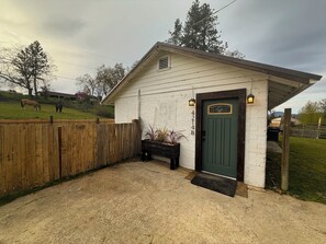 Property grounds - Cozy & Historic, Pet Friendly Farm Stay (Grants Pass)