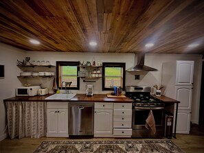 Private kitchen - Cozy & Historic, Pet Friendly Farm Stay (Grants Pass)