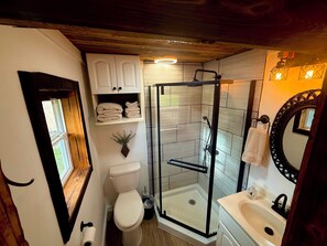 Bathroom - Cozy & Historic, Pet Friendly Farm Stay (Grants Pass)