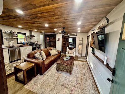Cozy & Historic, Pet Friendly Farm Stay