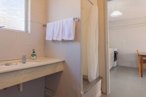 Appartement Standard, Plusieurs lits | Salle de bain | Douche, séchoir à cheveux, serviettes fournies, savon