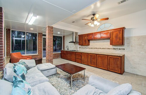 4BR Getaway w/ Patio, BBQ & Private Yard