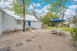 Outdoor dining - Downtown Historic District 35 min to 30A (DeFuniak Springs)