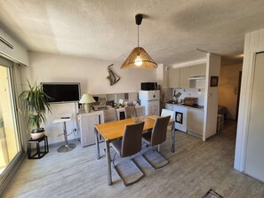 Dining - Studio, sea view, WIFI, A/C, all on foot (ST MANDRIER SUR MER)