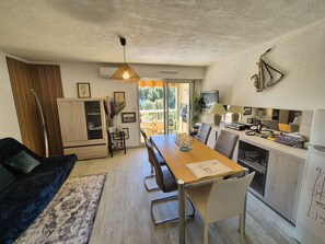 Living area - Studio, sea view, WIFI, A/C, all on foot (ST MANDRIER SUR MER)
