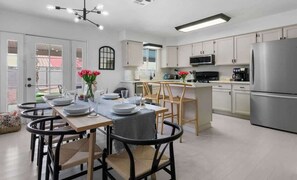 Fridge, microwave, oven, stovetop - Luxury 4BR Retreat with Pool, Arcade, and Games (Henderson)
