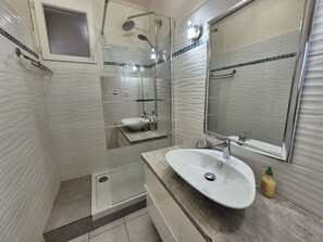 Bathroom - 2 rooms, WIFI, A/C, heart of les Sablettes (LA SEYNE SUR MER)