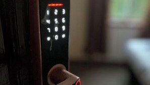 Una puerta con teclado numérico y cerradura.