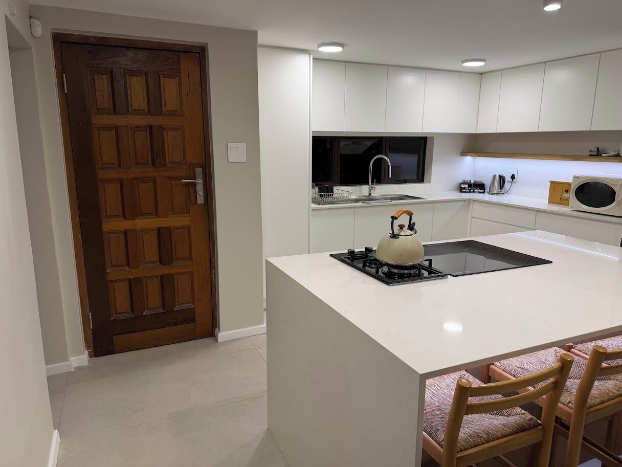 Una cocina moderna con una isla central, un microondas y una estufa.