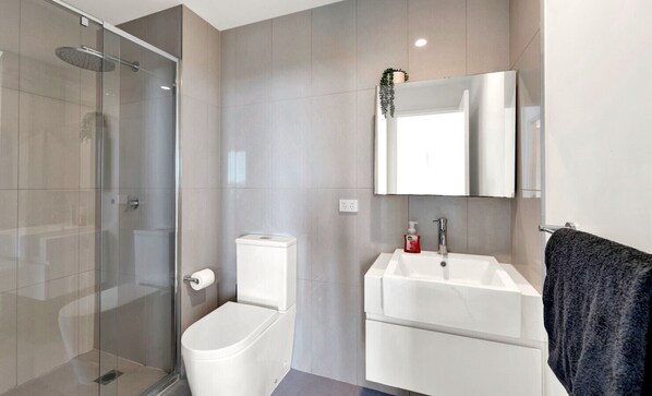 Hair dryer, towels - Magnificent Views - Bright & Spacious CBD Escape (Melbourne)