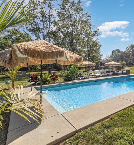 Barefoot Tiki Retreat -Inground Pool, Game Room, Theater Room, Firepit, Tiki Bar