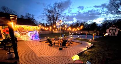 Barefoot Tiki Retreat -Inground Pool, Game Room, Theater Room, Firepit, Tiki Bar