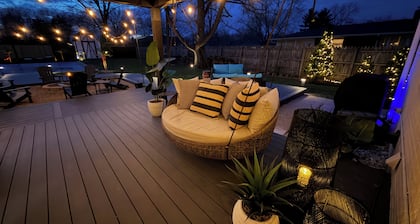 Barefoot Tiki Retreat -Inground Heated Pool, Game Rm,Theater Rm,Firepit,Tiki Bar