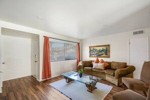 TV - 2bd/2bth Nobel Delight, Close To South Coast Plaza (Santa Ana)