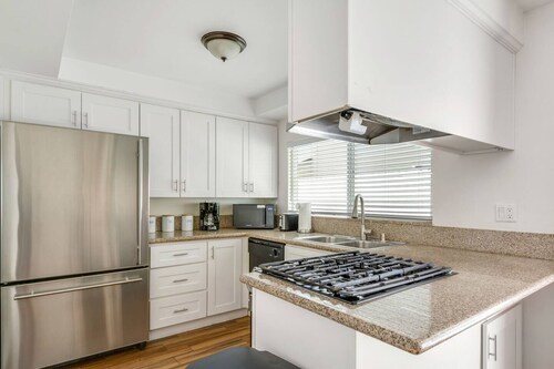2bd/2bth Nobel Delight, Close To South Coast Plaza