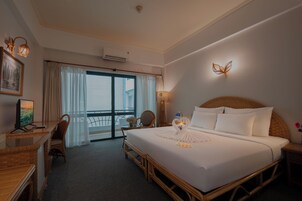 华丽双人房或双床房, 城市景观 | 免费迷你吧物品、客房内保险箱、办公桌、遮光窗帘