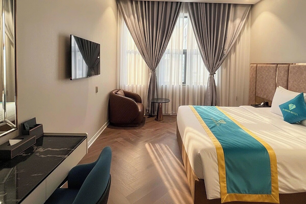 Deluxe Studio | In-room safe, laptop workspace, blackout drapes, iron/ironing board