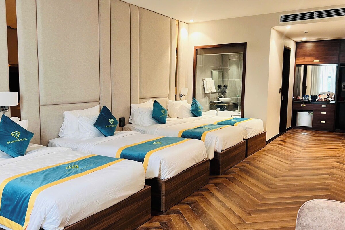 In-room safe, laptop workspace, blackout drapes, iron/ironing board