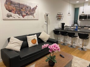 Smart TV, books -  2-bedroom townhome w/cool AC. Walk to Seattle Center, Climate Pledge w/parking (Seattle)