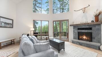 Smart TV, fireplace