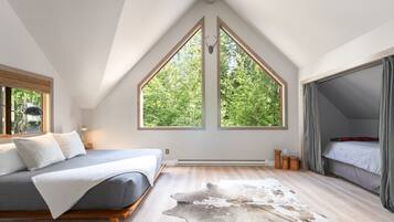Tabla de planchar con plancha, wifi gratis y ropa de cama