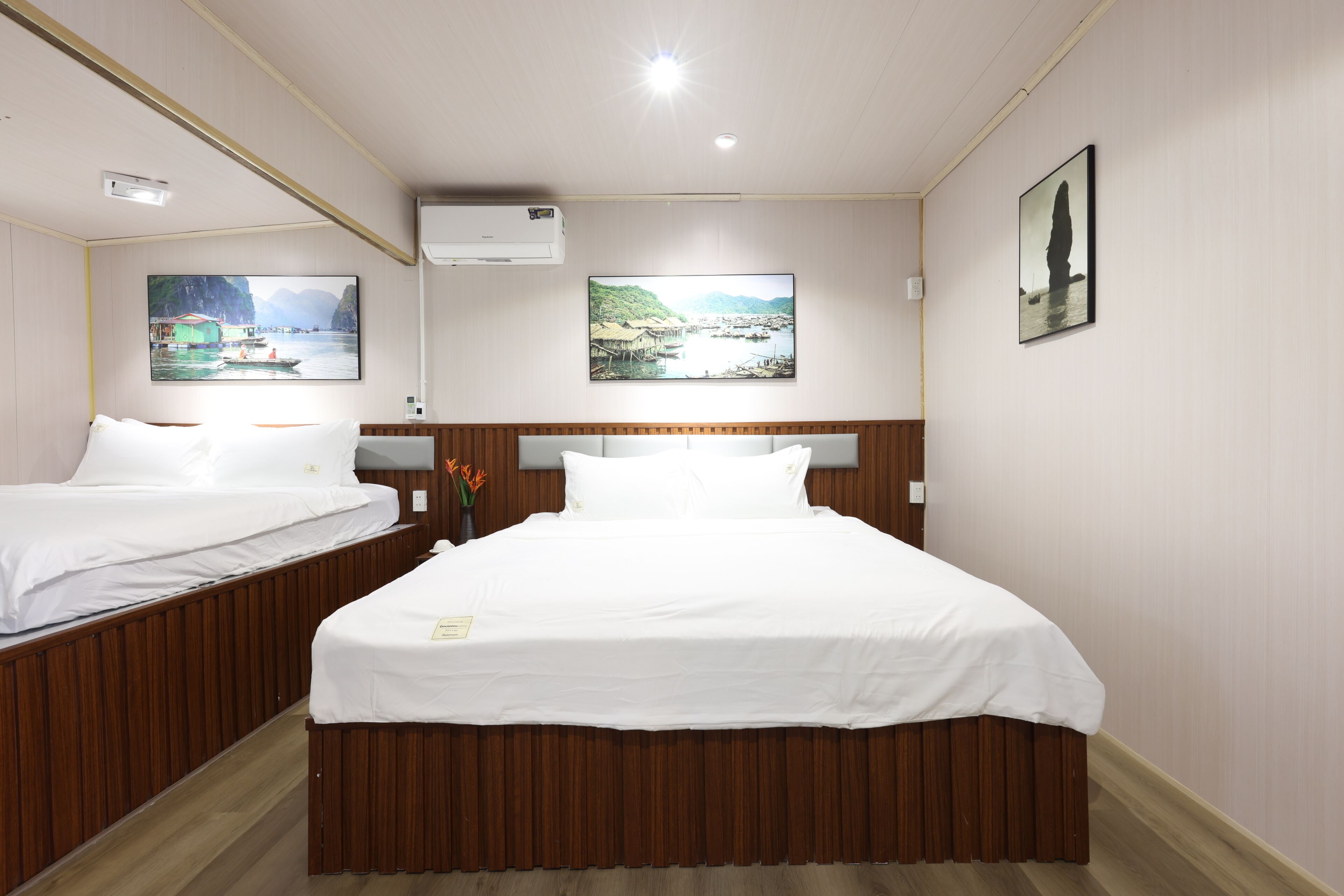 Familie vierpersoonskamer, 2 queensize bedden, niet-roken, gedeeltelijk uitzicht op zee | Kameruitzicht