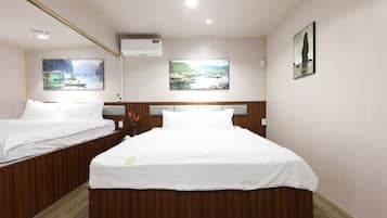 Familie vierpersoonskamer, 2 queensize bedden, niet-roken, gedeeltelijk uitzicht op zee | Kameruitzicht