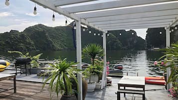 Superior Room, 1 Queen Bed, Non Smoking, Beach View | Outdoor dining