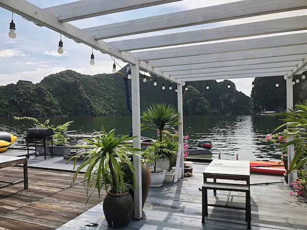 Superior Room, 1 Queen Bed, Non Smoking, Beach View | Outdoor dining