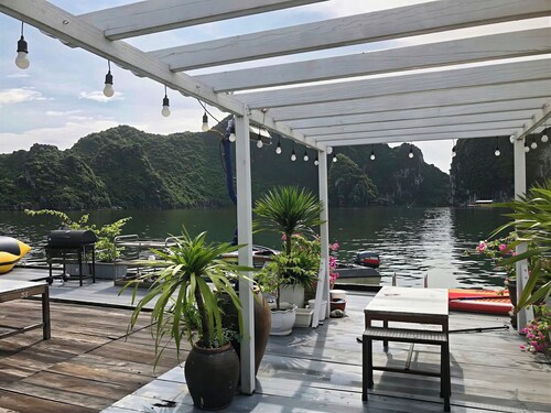 Cat Ba Fishing Village Bay House