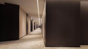 A long, narrow hallway with dark wooden paneling on the walls and a light-colored floor. - Nicesoe S Hotel Chengdu Kuanzhai Alley (Chengdu)