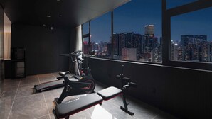 A gym with exercise equipment and a city view. - Nicesoe S Hotel Chengdu Kuanzhai Alley (Chengdu)