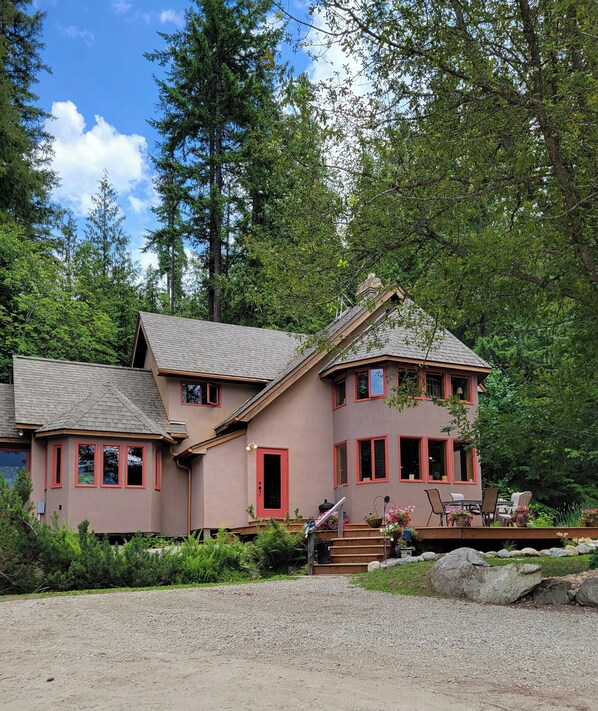 Exterior - ECO-GARDEN Nibble on berries and put a flower in your hair (Central Kootenay E)