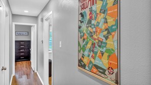 Un corridoio con una mappa dei quartieri di Austin appesa al muro.