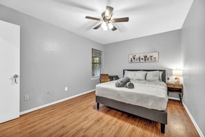 Room - Modern 2BR Duplex - Near Domain, Q2 & St. David's - Garage + In-Unit Laundry (Austin)