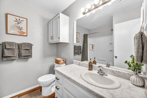 Bathroom - Modern 2BR Duplex - Near Domain, Q2 & St. David's - Garage + In-Unit Laundry (Austin)