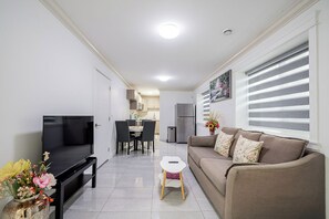 Living area - 2BR 2BA unit w/ Theatre Room | Near Airport (Surrey)