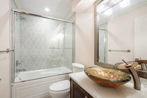 Bathroom - 2BR 2BA unit w/ Theatre Room | Near Airport (Surrey)