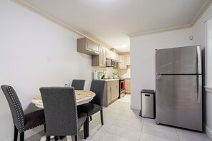 Dining - 2BR 2BA unit w/ Theatre Room | Near Airport (Surrey)