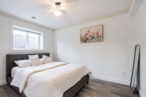 Room - 2BR 2BA unit w/ Theatre Room | Near Airport (Surrey)