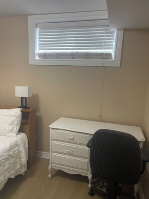 Tabla de planchar con plancha, wifi y ropa de cama 